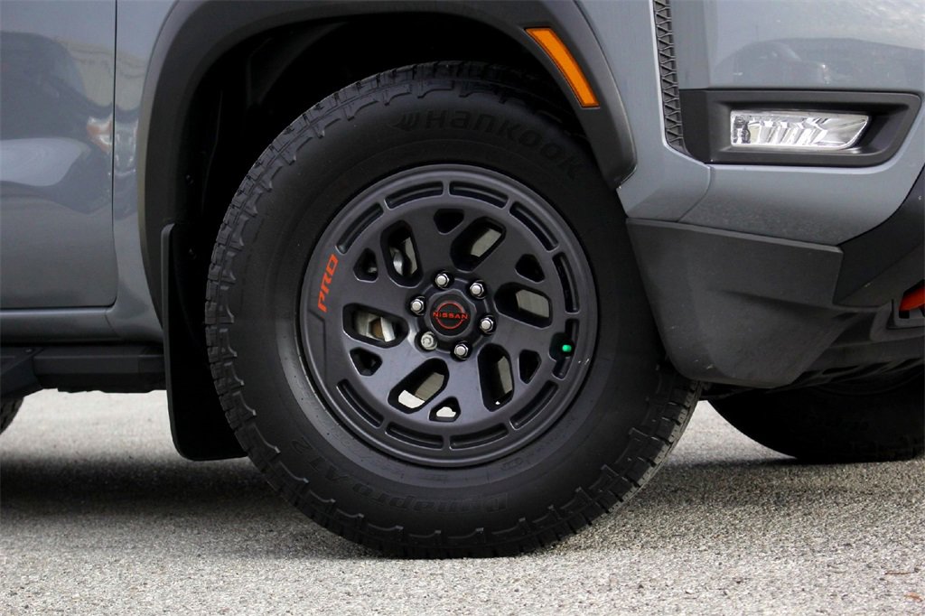 Used 2025 Nissan Frontier Pro-X image 3