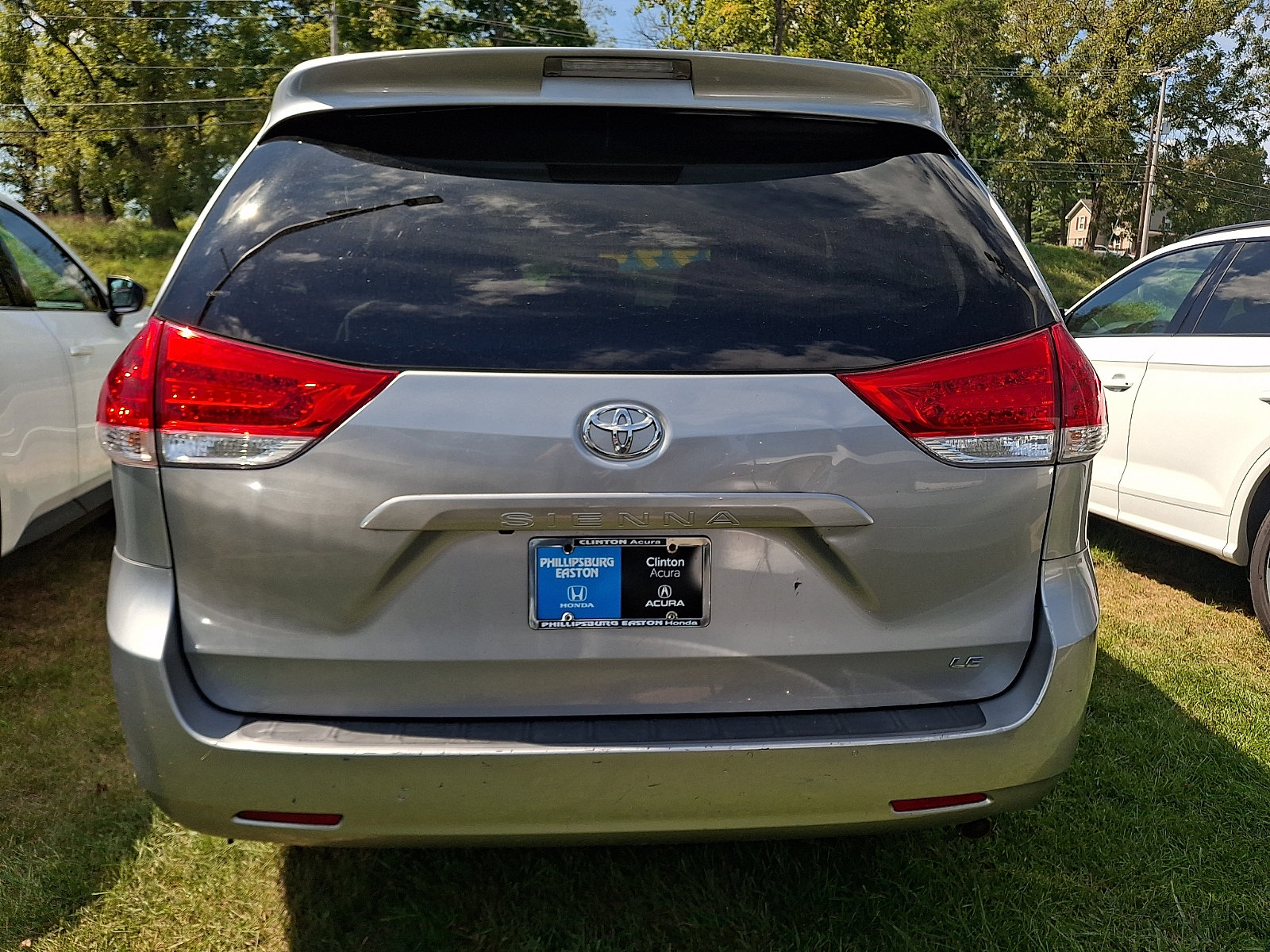 Used 2012 Toyota Sienna LE w/ Towing Pkg FWD image 5
