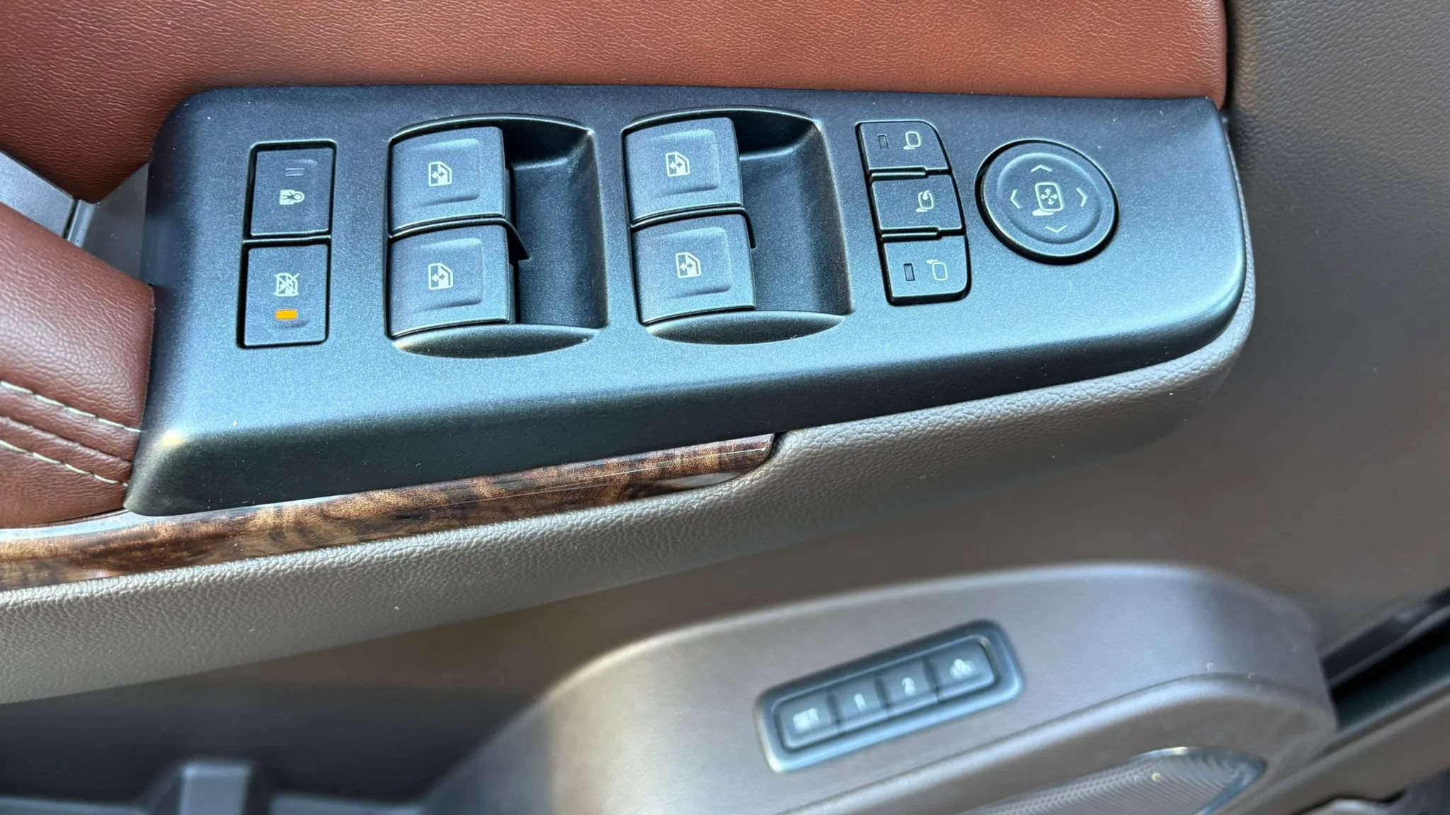 Used 2018 Chevrolet Tahoe Premier AWD/4WD image 16
