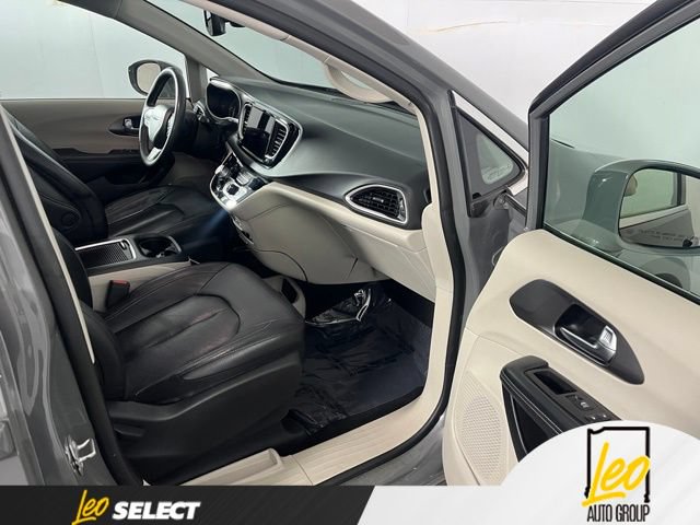 Used 2022 Chrysler Pacifica Touring-L FWD image 16