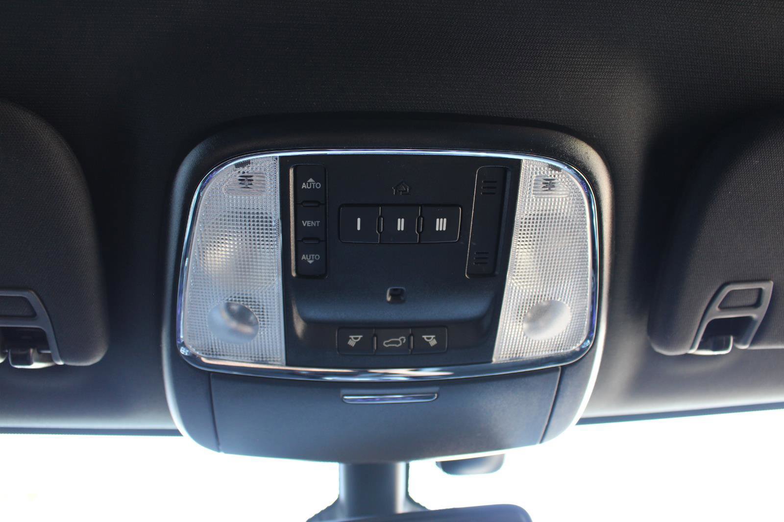 Used 2019 Jeep Grand Cherokee Altitude image 26