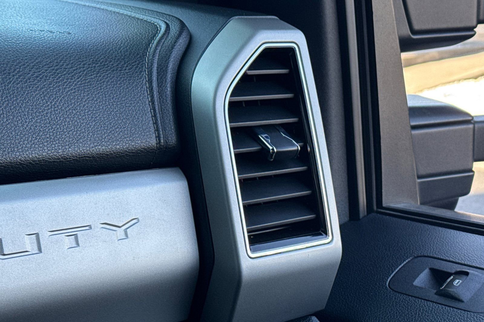 Used 2022 Ford F250 Lariat w/ Lariat Value Package image 29