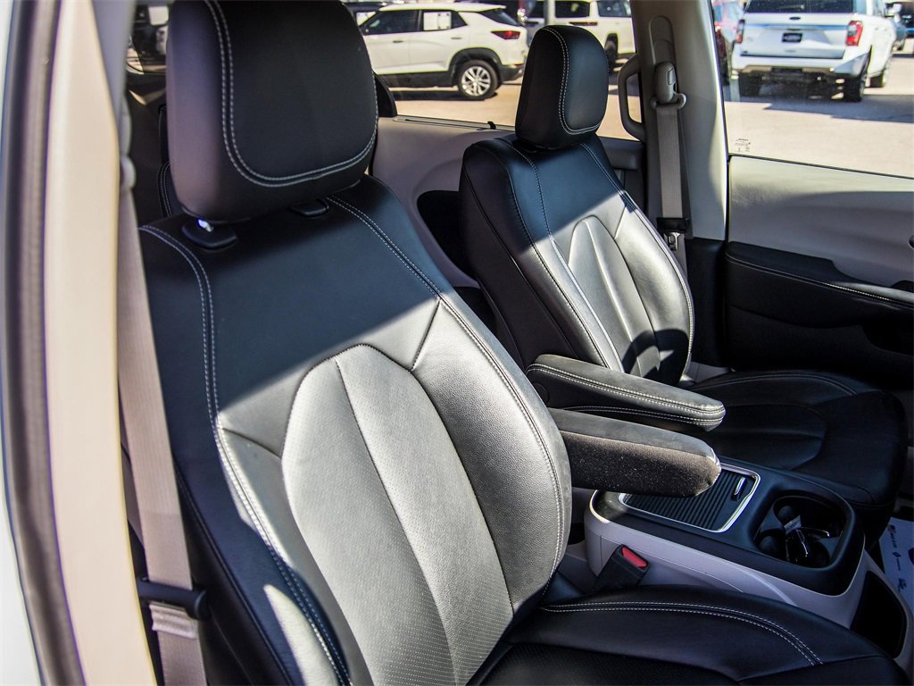 Used 2022 Chrysler Pacifica Touring-L image 16
