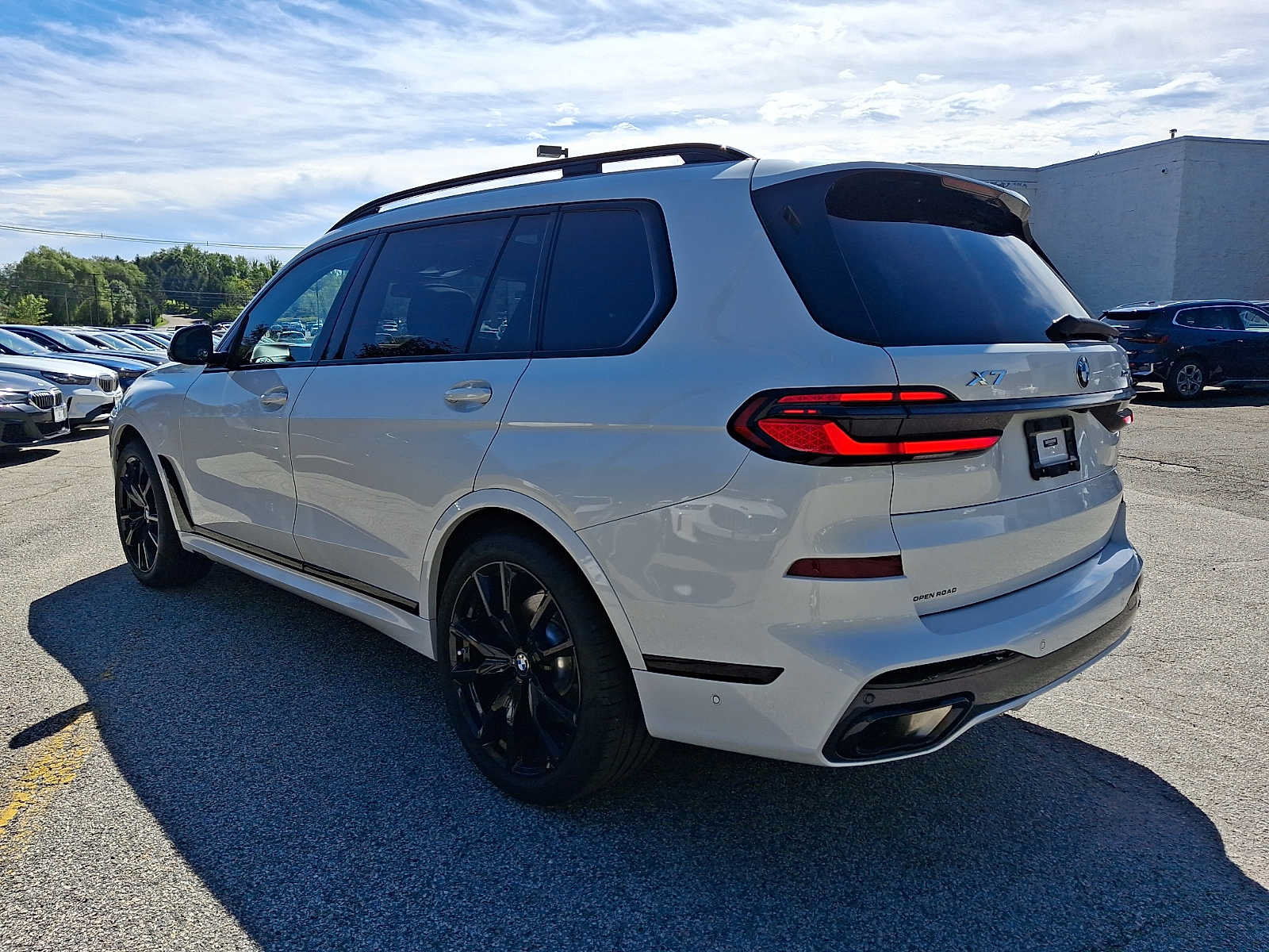 Used 2024 BMW X7 xDrive40i w/ M Sport Package AWD/4WD image 4