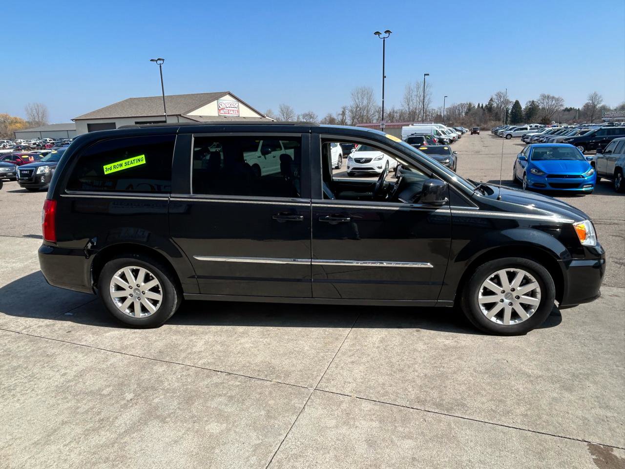 Used 2015 Chrysler Town & Country Touring image 4