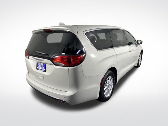 Used 2020 Chrysler Pacifica Touring w/ Cold Weather Group FWD image 8