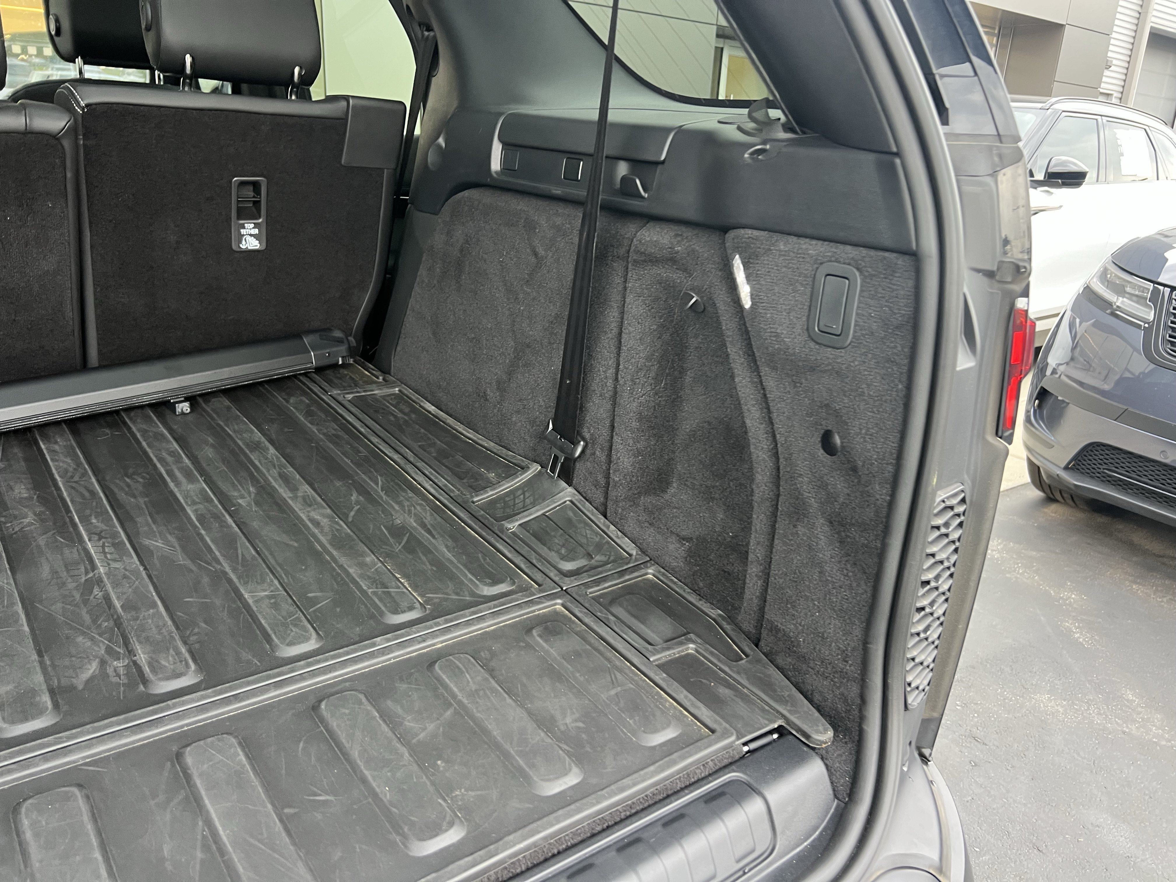 Certified 2025 Land Rover Discovery S AWD/4WD image 38