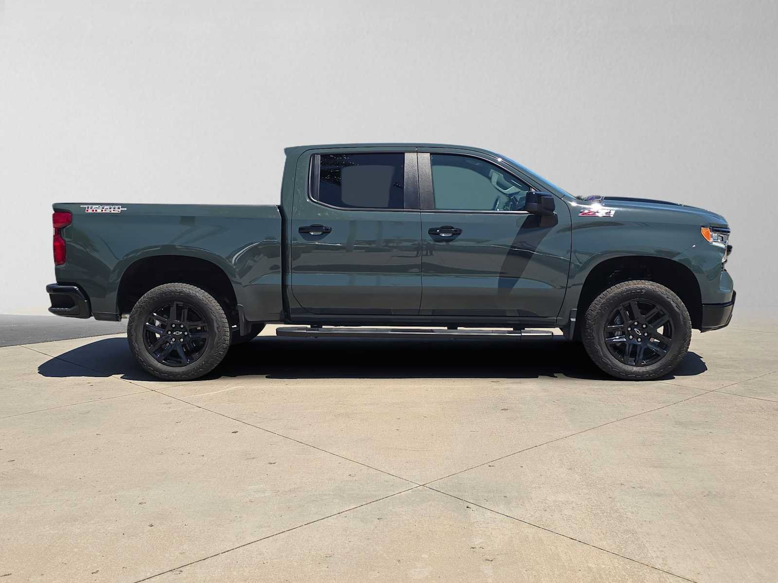 Used 2025 Chevrolet Silverado 1500 LT Trail Boss w/ Convenience Package II AWD/4WD image 2