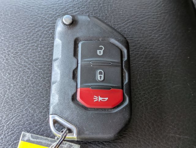 Used 2023 Jeep Wrangler Unlimited Sahara AWD/4WD image 27