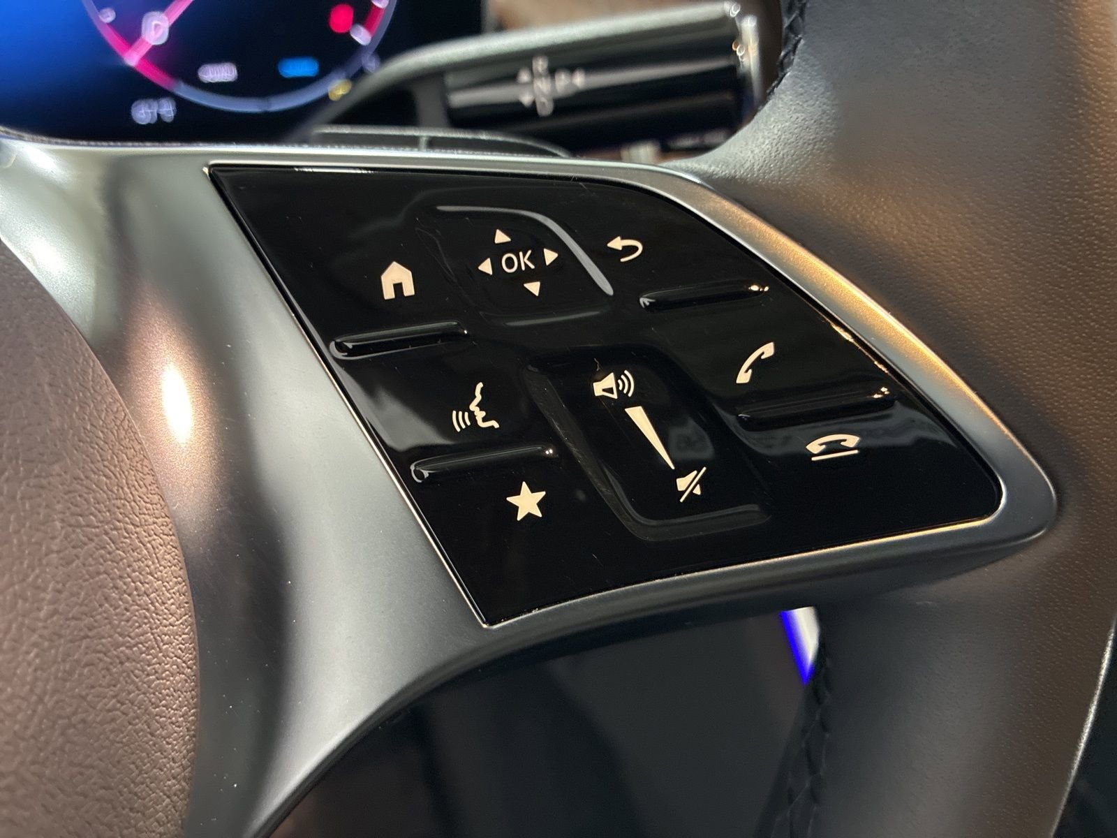 Used 2025 Mercedes-Benz GLC 300 4MATIC image 13