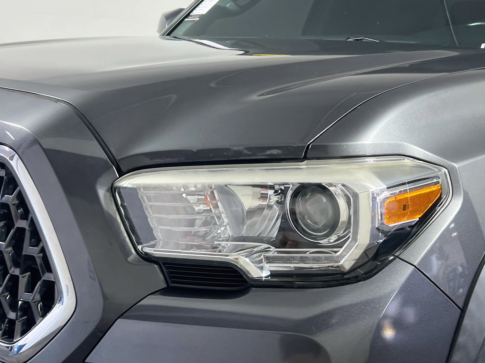 Used 2019 Toyota Tacoma TRD Off-Road AWD/4WD image 11