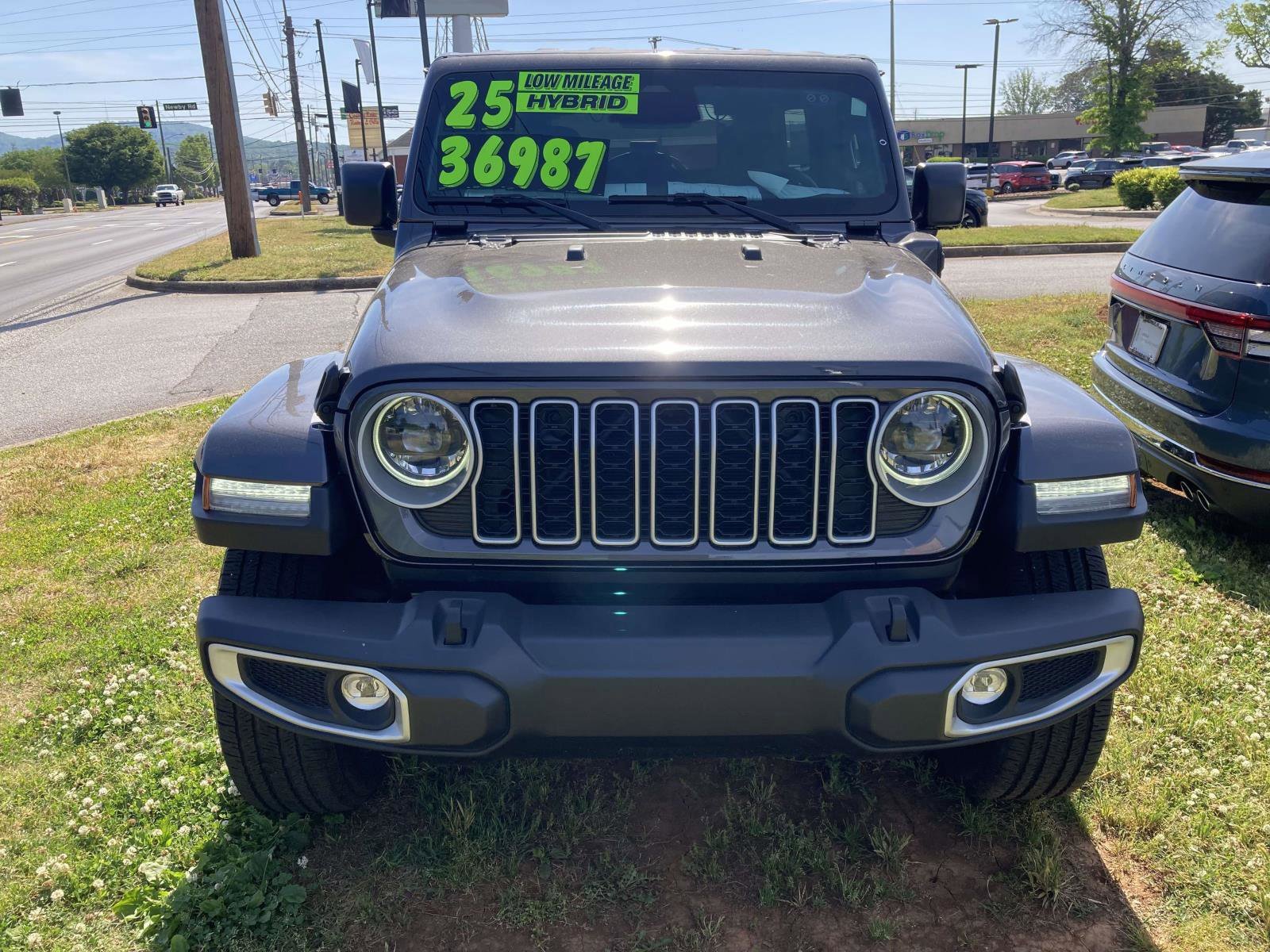 Used 2025 Jeep Wrangler Sahara AWD/4WD image 12