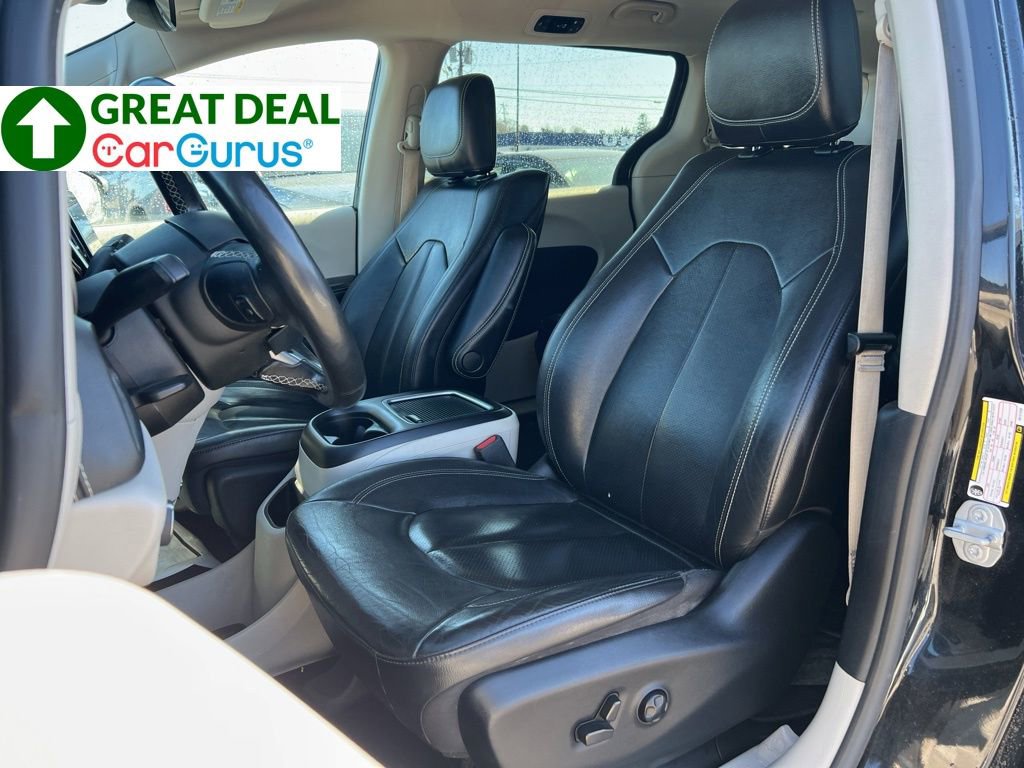Used 2022 Chrysler Pacifica Touring-L w/ Uconnect Theater Family Group FWD image 18