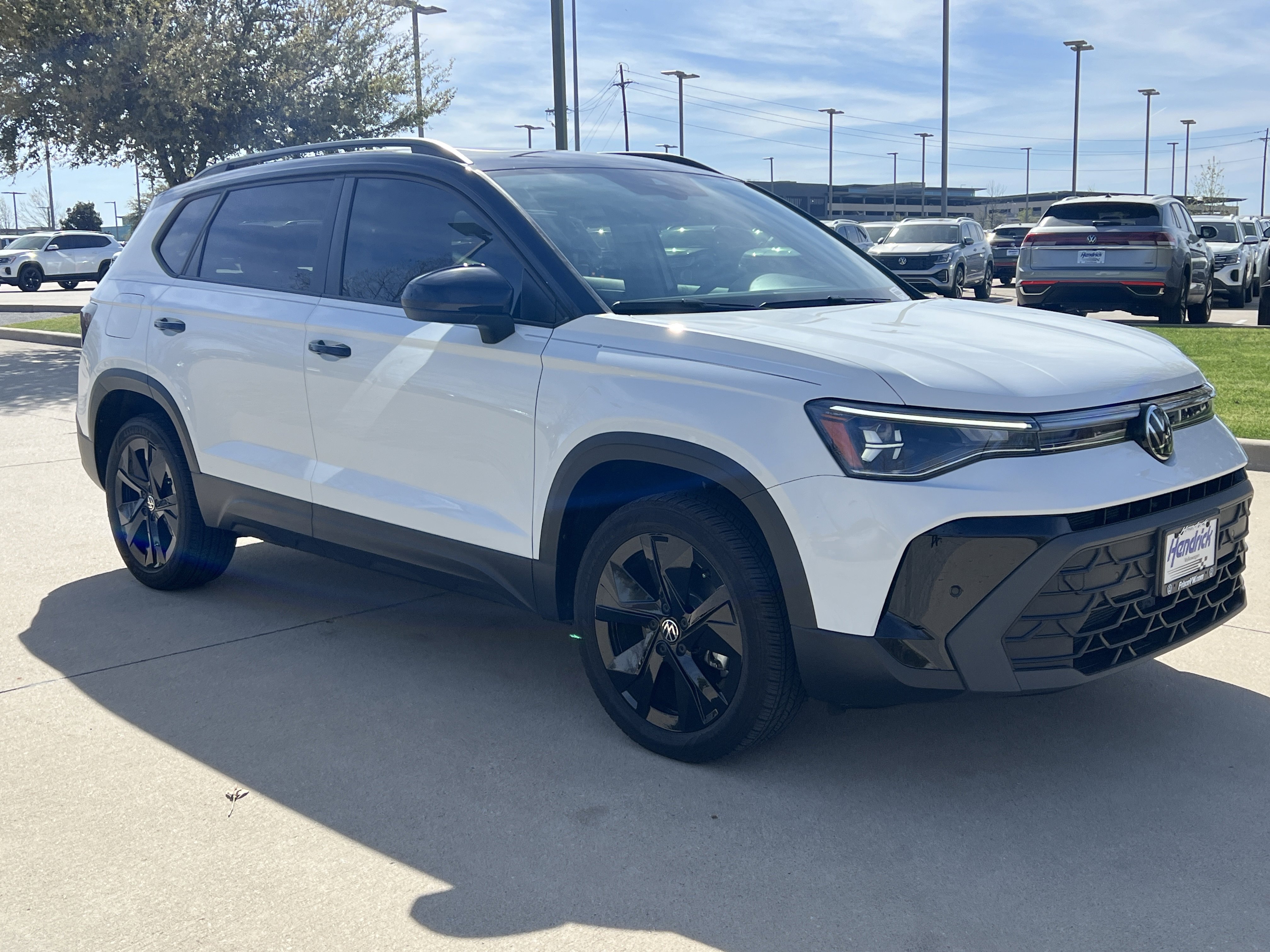 Certified 2025 Volkswagen Taos SE image 2