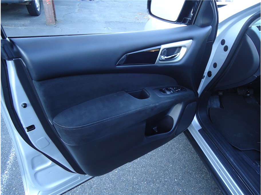 Used 2013 Nissan Pathfinder SV AWD/4WD image 10