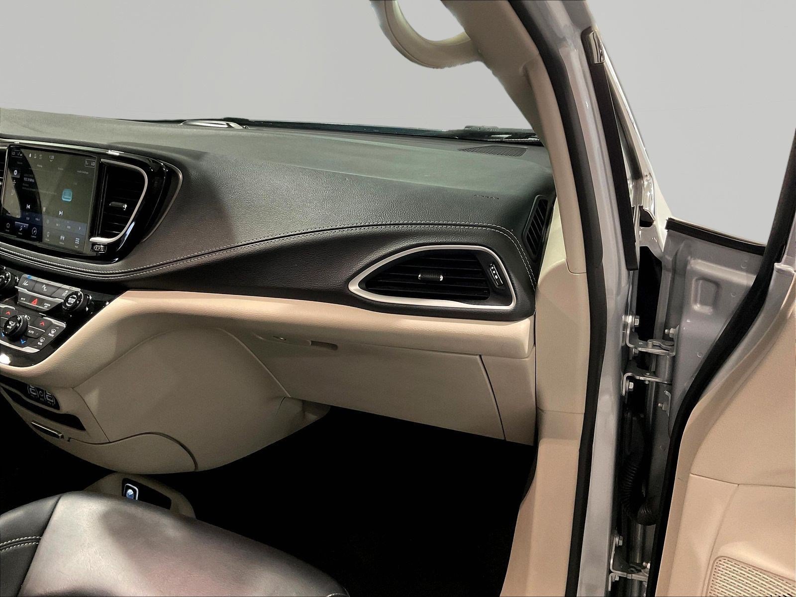 Used 2023 Chrysler Pacifica Touring-L FWD image 25