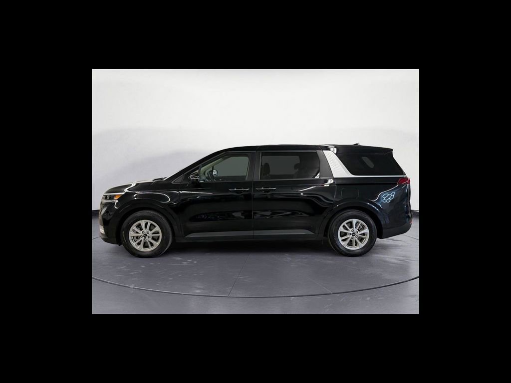 Used 2024 Kia Carnival LX FWD image 3