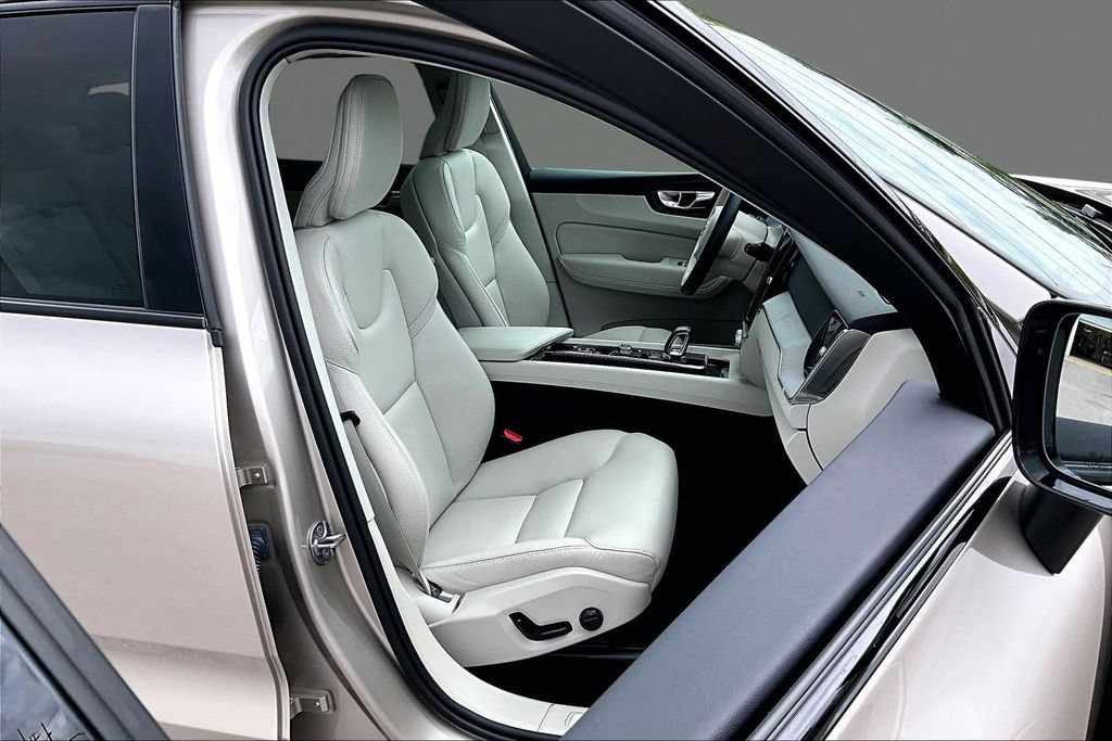Used 2024 Volvo XC60 T8 Plus w/ Protection Package Premier AWD/4WD image 7