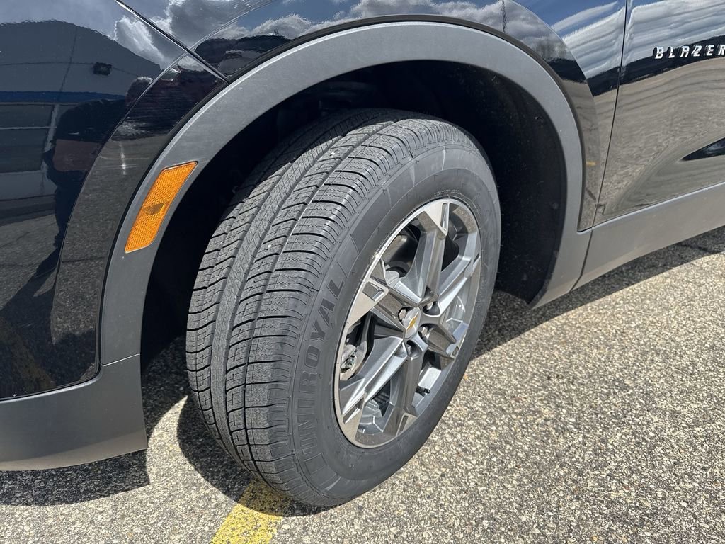 Certified 2025 Chevrolet Blazer LT AWD/4WD image 3
