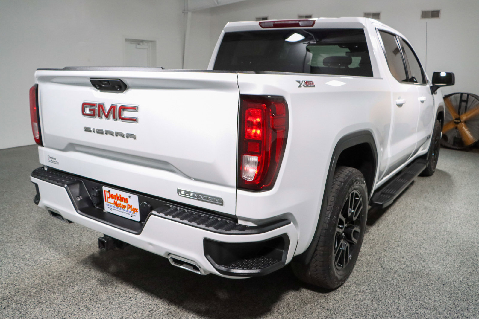 Used 2023 GMC Sierra 1500 Elevation w/ X31 Off-Road Package AWD/4WD image 7