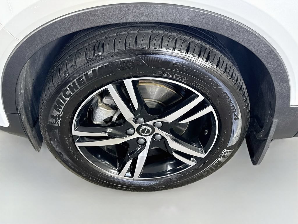 Used 2023 Volvo XC40 B5 Core w/ Convenience Package AWD/4WD image 4