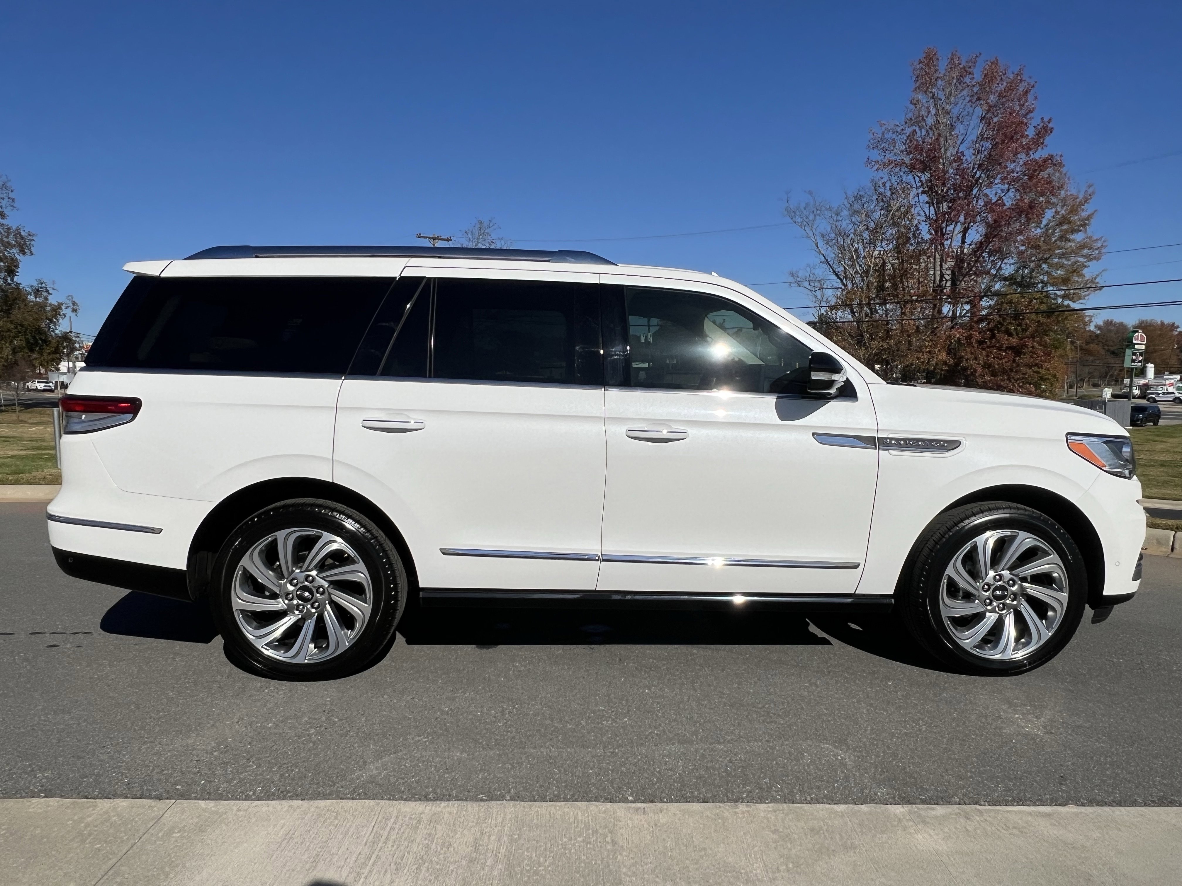 Used 2024 Lincoln Navigator Premiere image 10