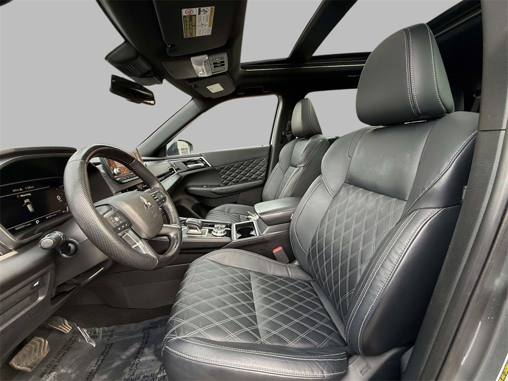 Used 2023 Mitsubishi Outlander AWD image 2