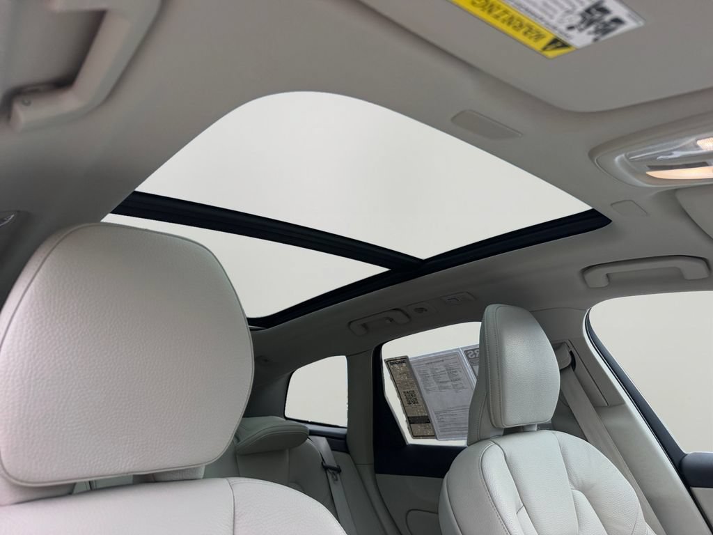 Certified 2024 Volvo XC60 B5 Plus w/ Climate Package AWD/4WD image 7