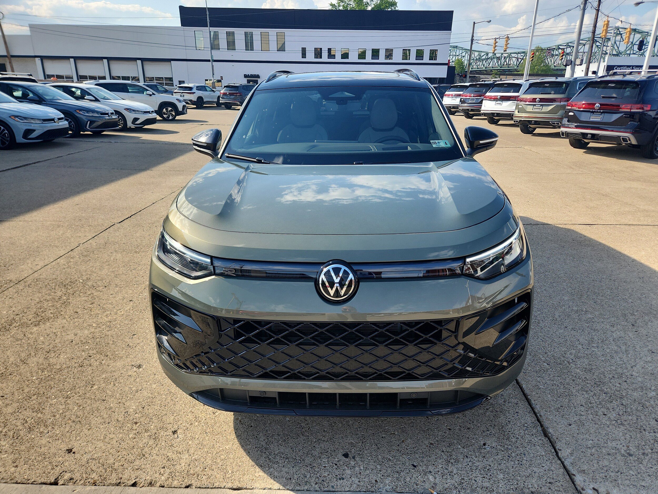 New 2026 Volkswagen Tiguan SE R-Line FWD image 8