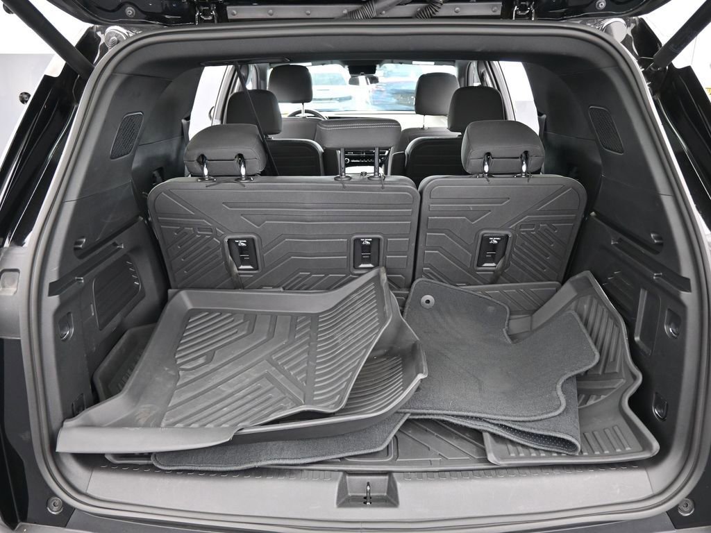 Used 2025 Chevrolet Traverse LT image 39