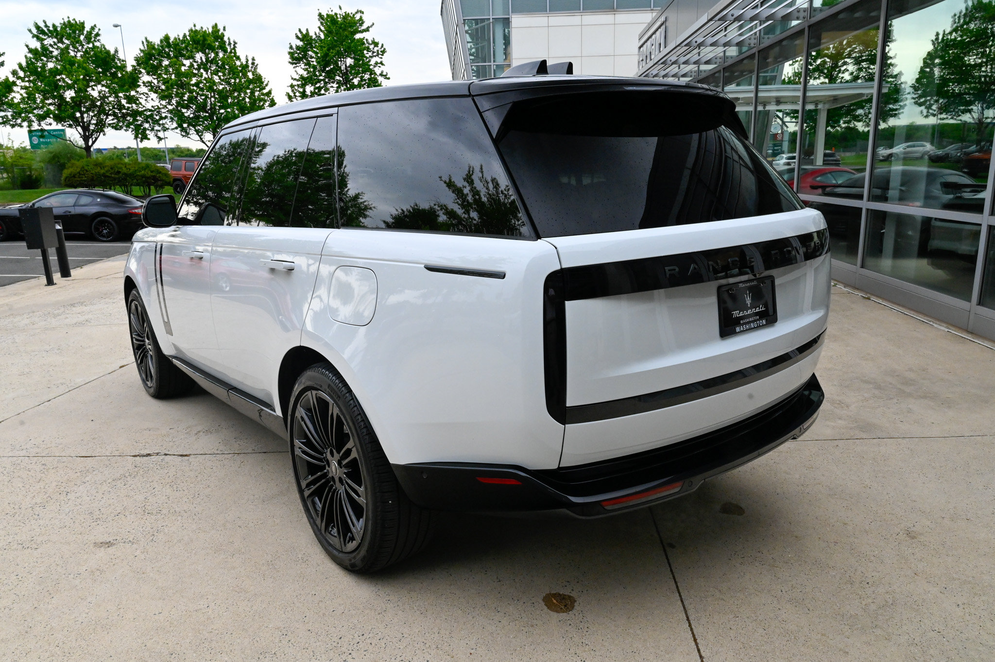 Used 2025 Land Rover Range Rover SE AWD/4WD image 7