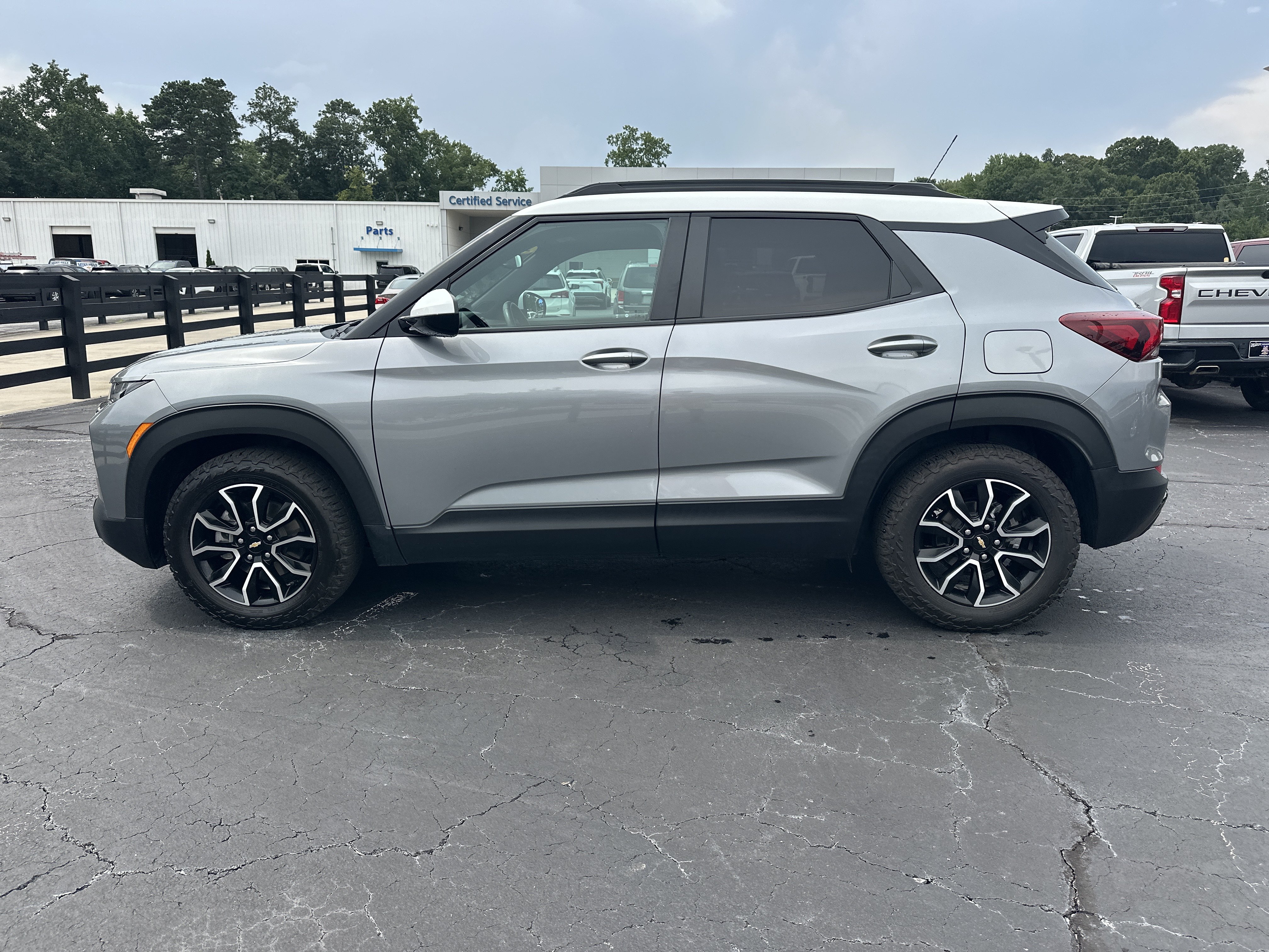 Used 2023 Chevrolet TrailBlazer ACTIV w/ Sun and Liftgate Package FWD image 5
