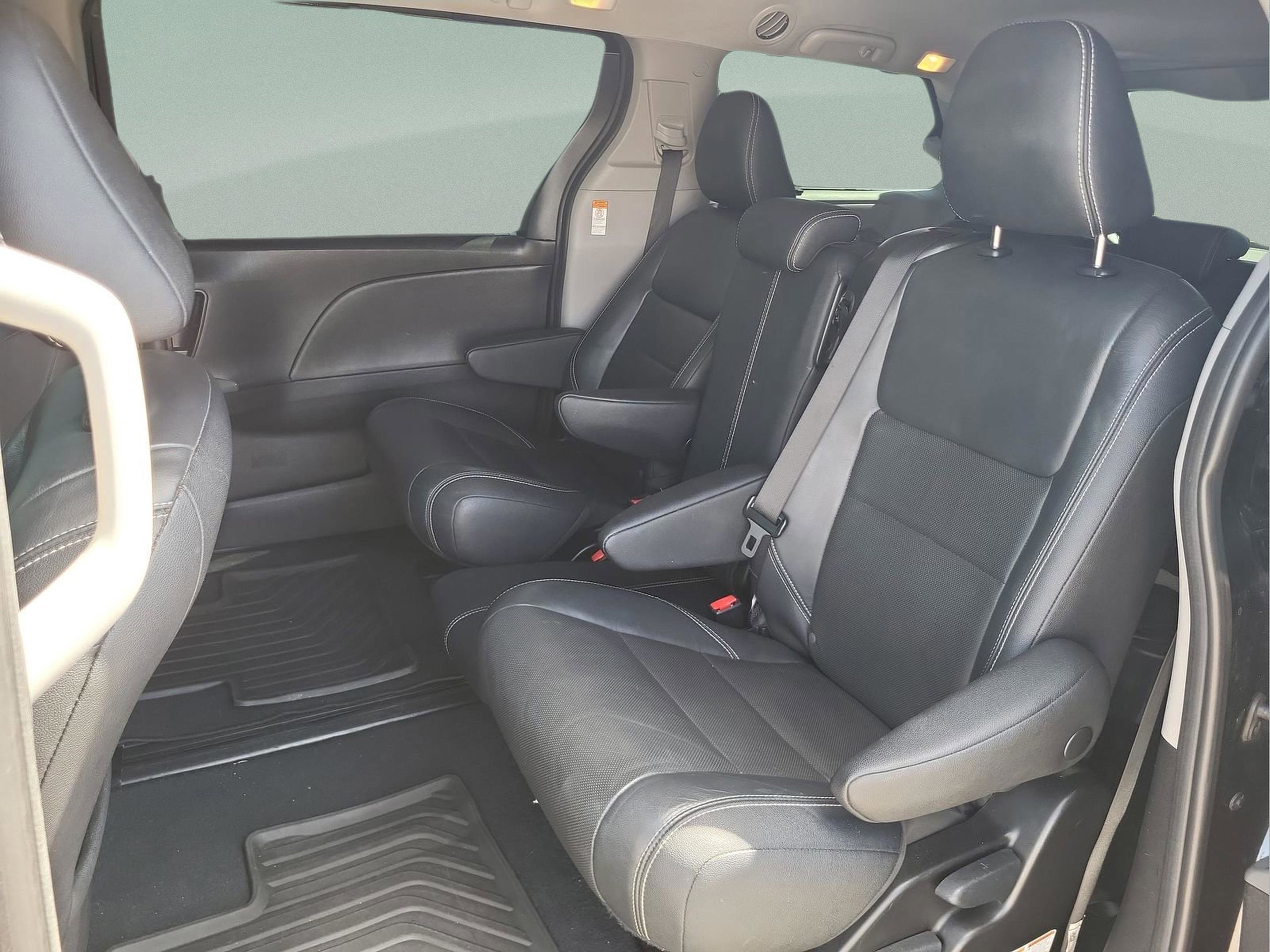 Used 2018 Toyota Sienna SE FWD image 17