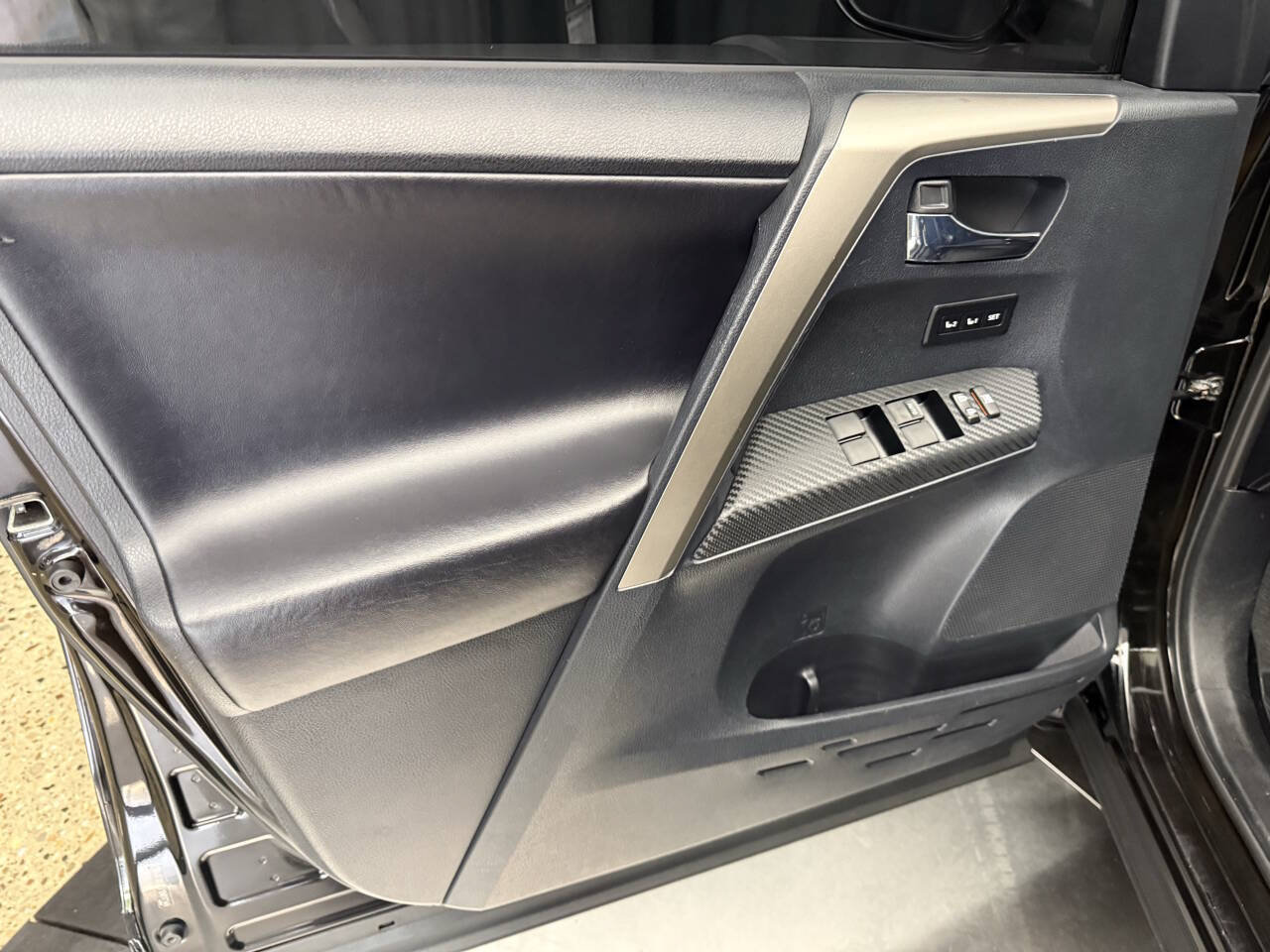 Used 2013 Toyota RAV4 Limited AWD/4WD image 17