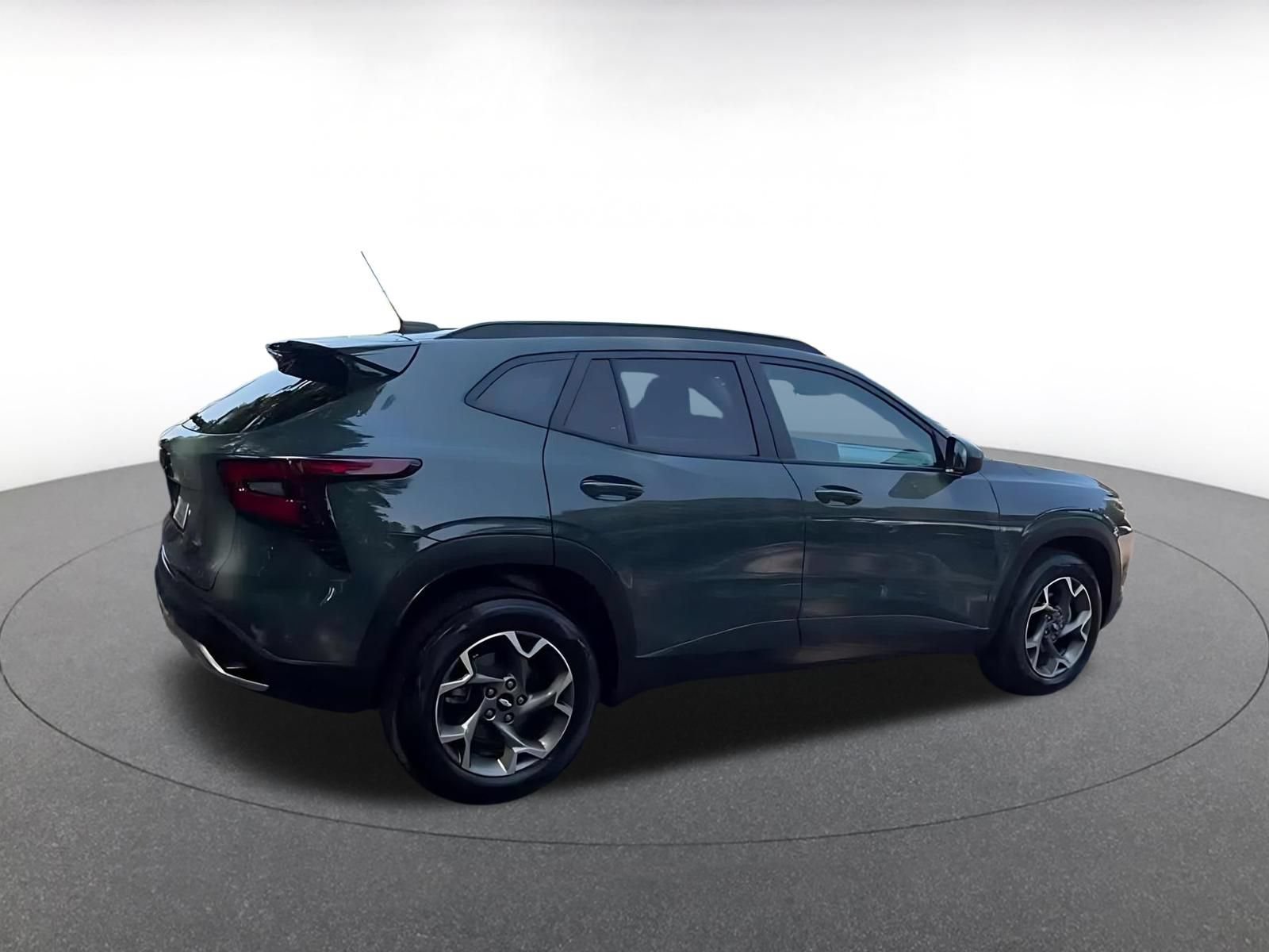 Used 2025 Chevrolet Trax LT FWD image 14