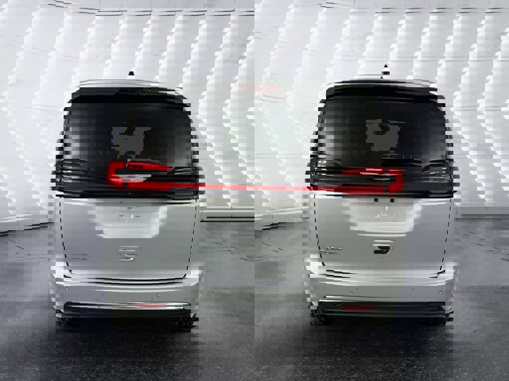 Used 2023 Chrysler Pacifica Touring-L image 5