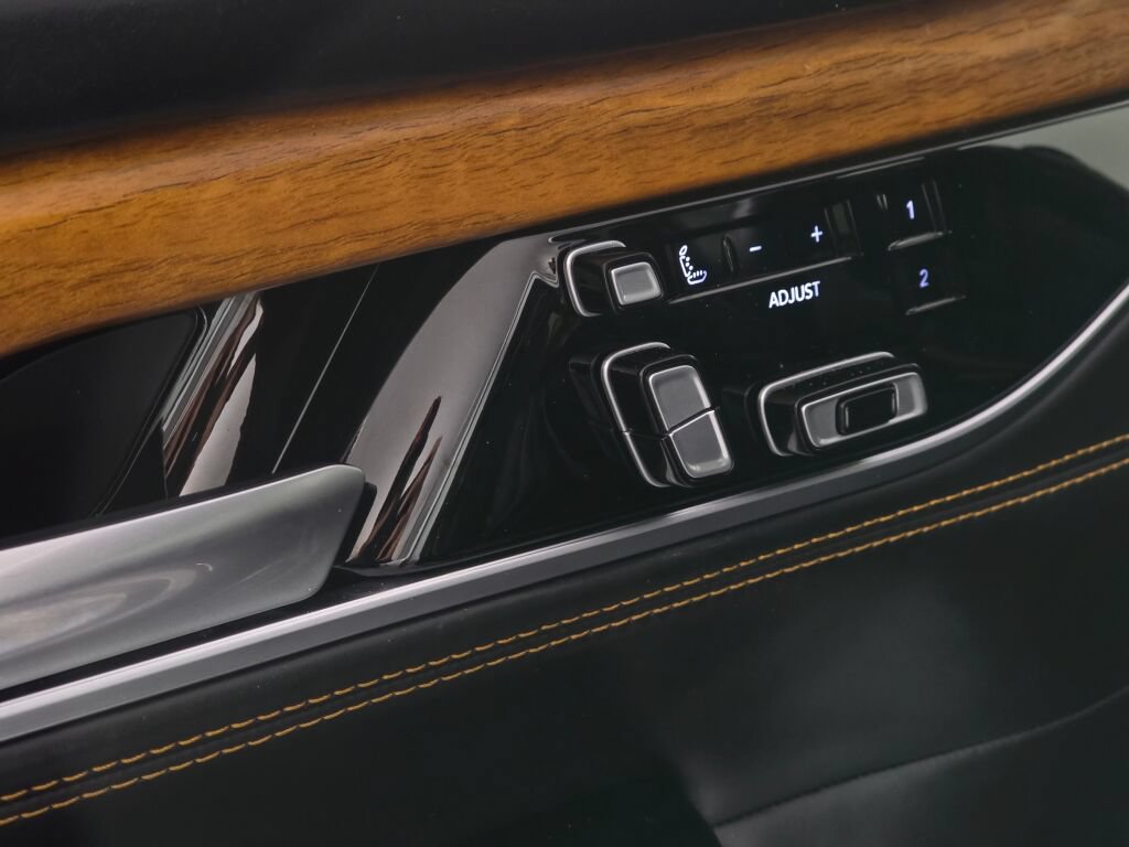 Used 2024 Jeep Grand Wagoneer L Series III AWD/4WD image 19