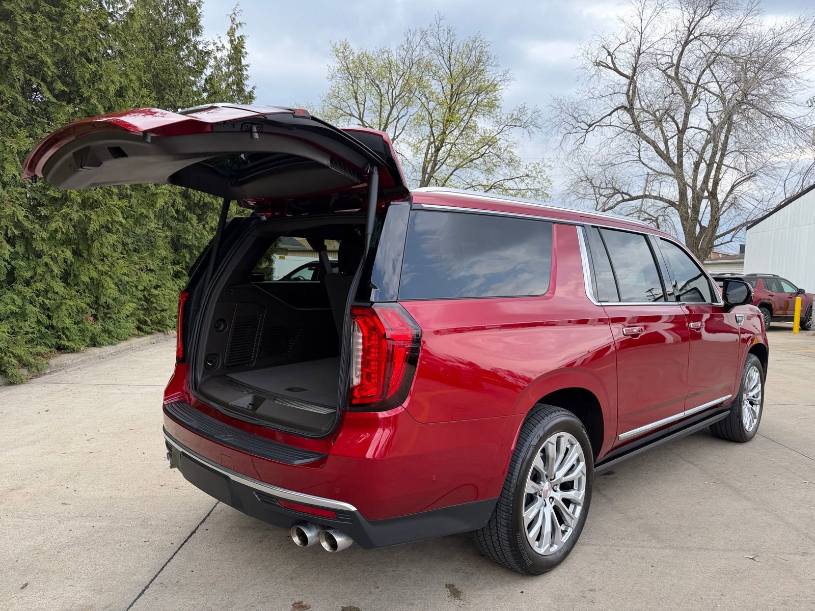 Used 2024 GMC Yukon XL Denali w/ Denali Reserve Package image 13