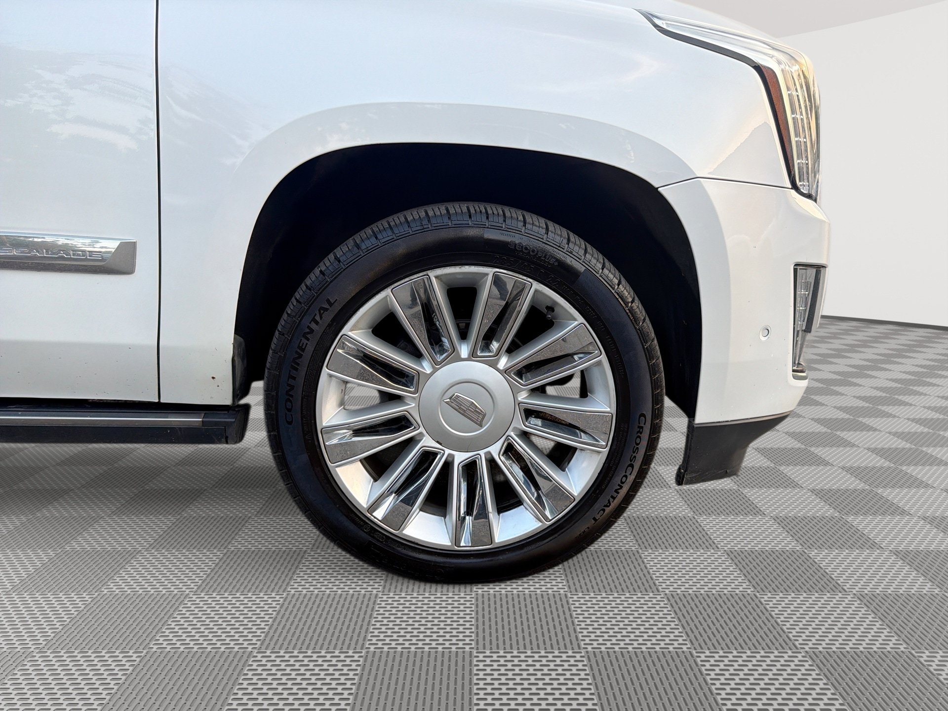 Used 2017 Cadillac Escalade ESV Platinum AWD/4WD image 30
