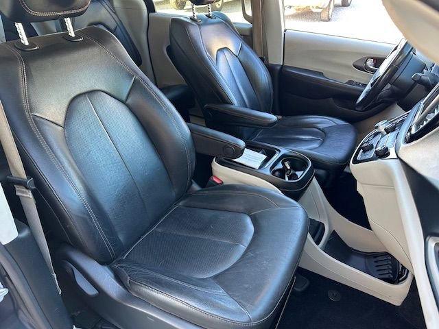 Used 2020 Chrysler Pacifica Touring-L w/ Tire & Wheel Group image 17