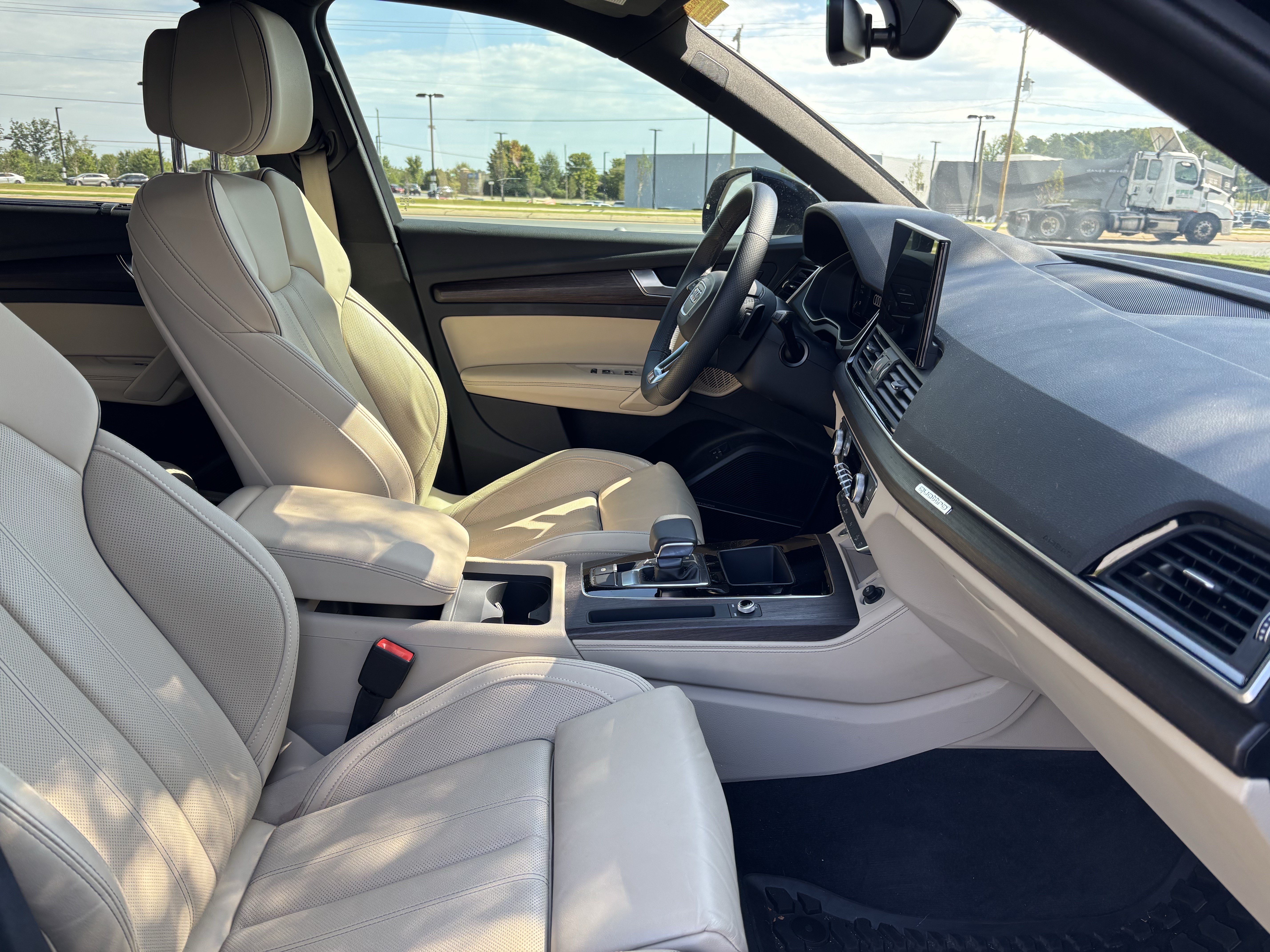 Used 2024 Audi Q5 e Premium Plus w/ Premium Plus Package AWD/4WD image 36