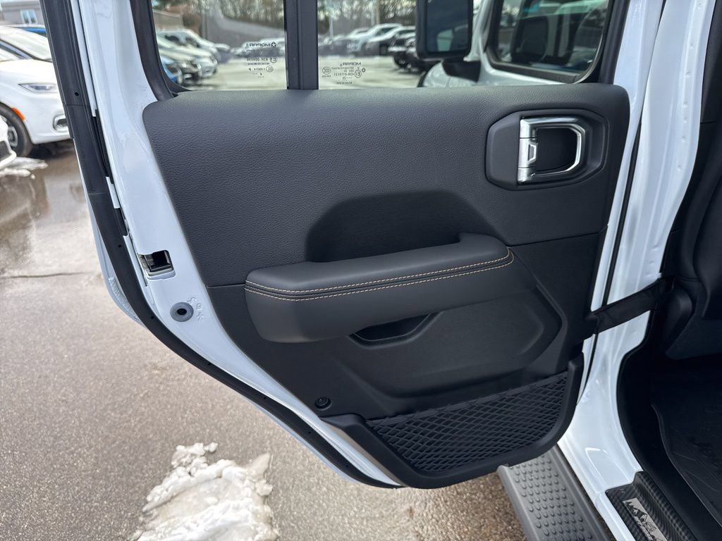 Certified 2025 Jeep Wrangler Sahara AWD/4WD image 23