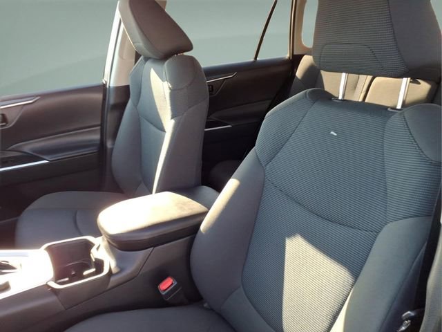 Used 2022 Toyota RAV4 LE AWD/4WD image 13
