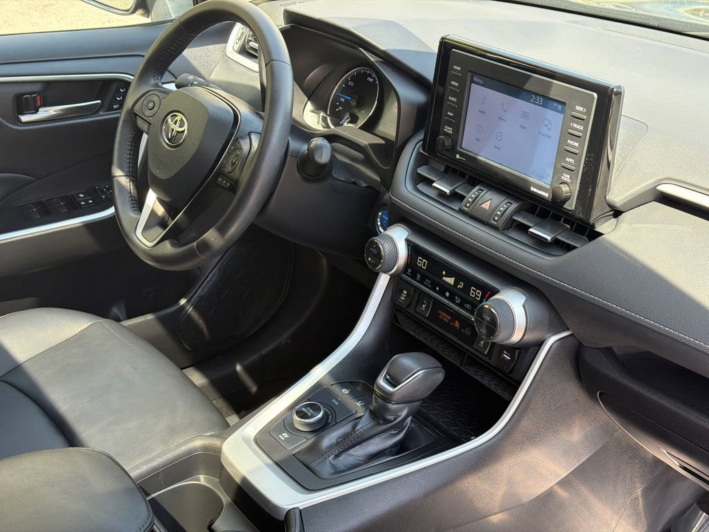 Used 2021 Toyota RAV4 XLE Premium image 10