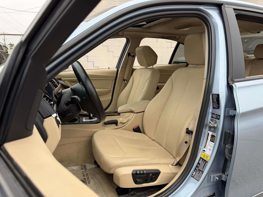 Used 2014 BMW 320i xDrive Sedan AWD/4WD image 22