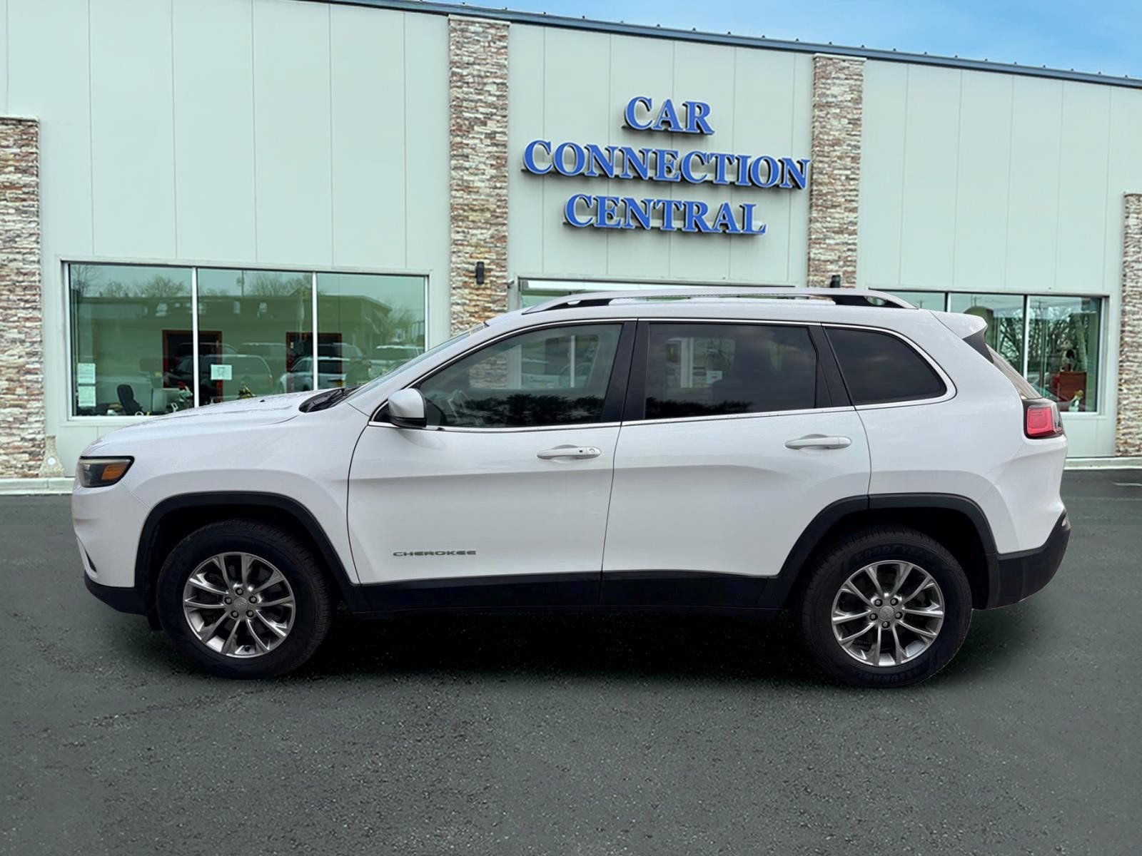 Used 2019 Jeep Cherokee Latitude Plus w/ Cold Weather Group AWD/4WD image 2