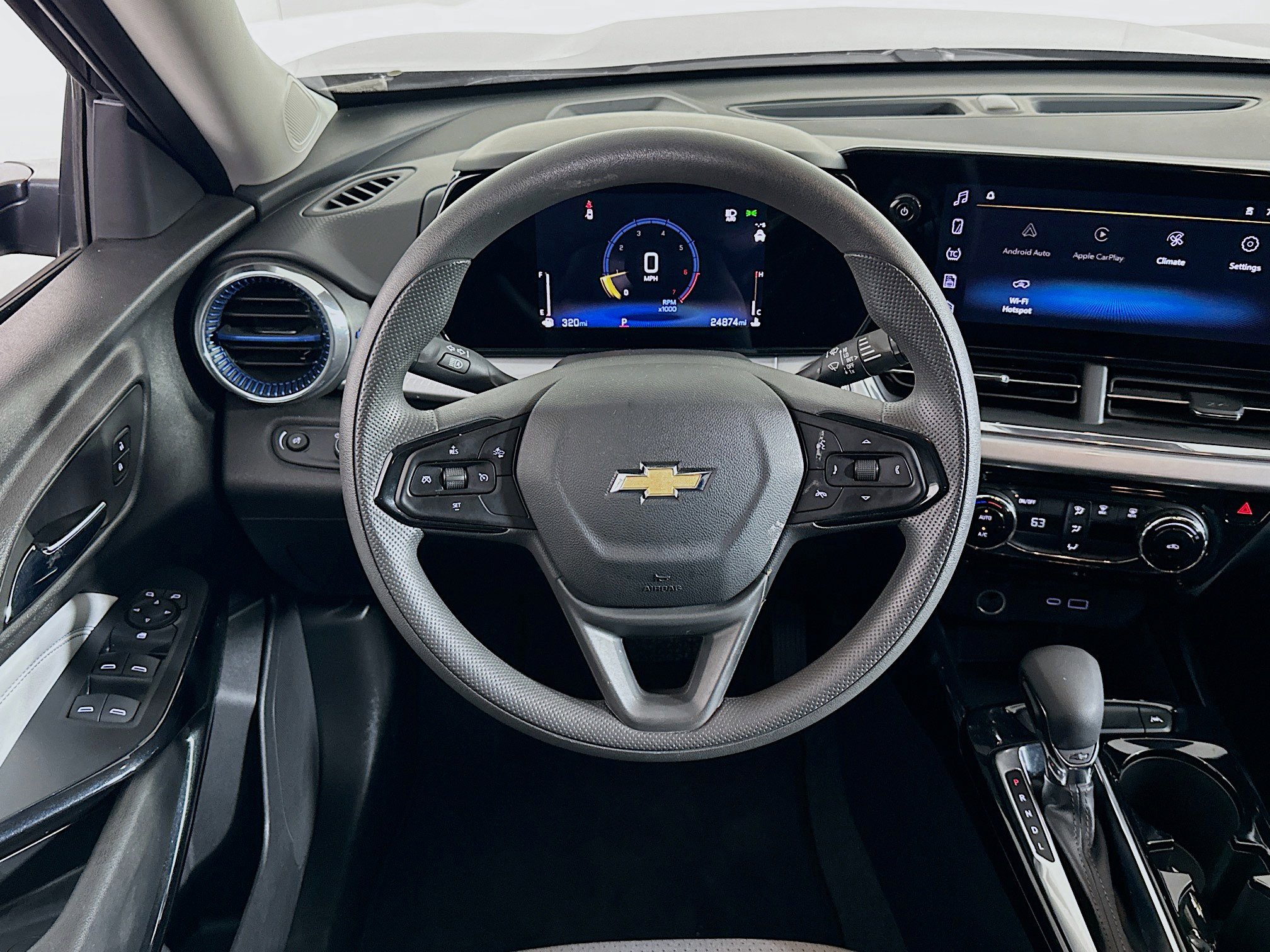 Used 2025 Chevrolet Trax LT FWD image 17