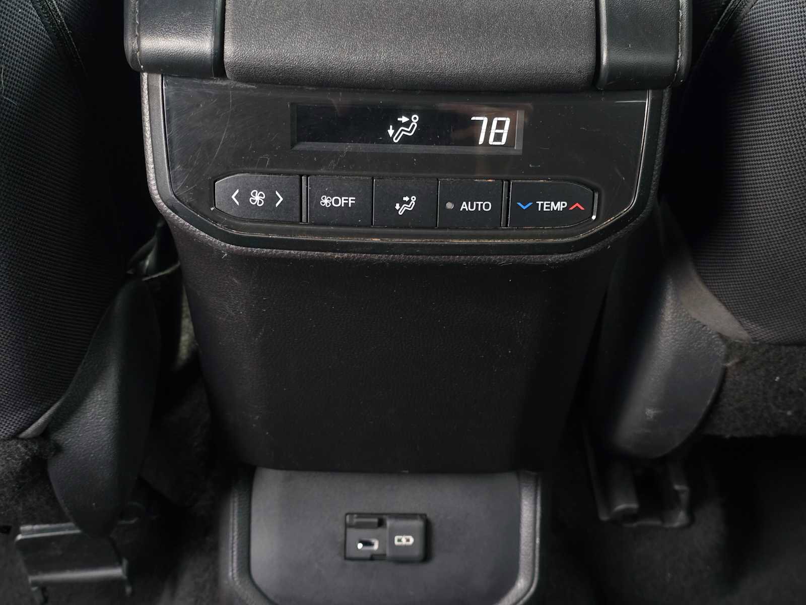Used 2023 Toyota Highlander LE AWD/4WD image 21
