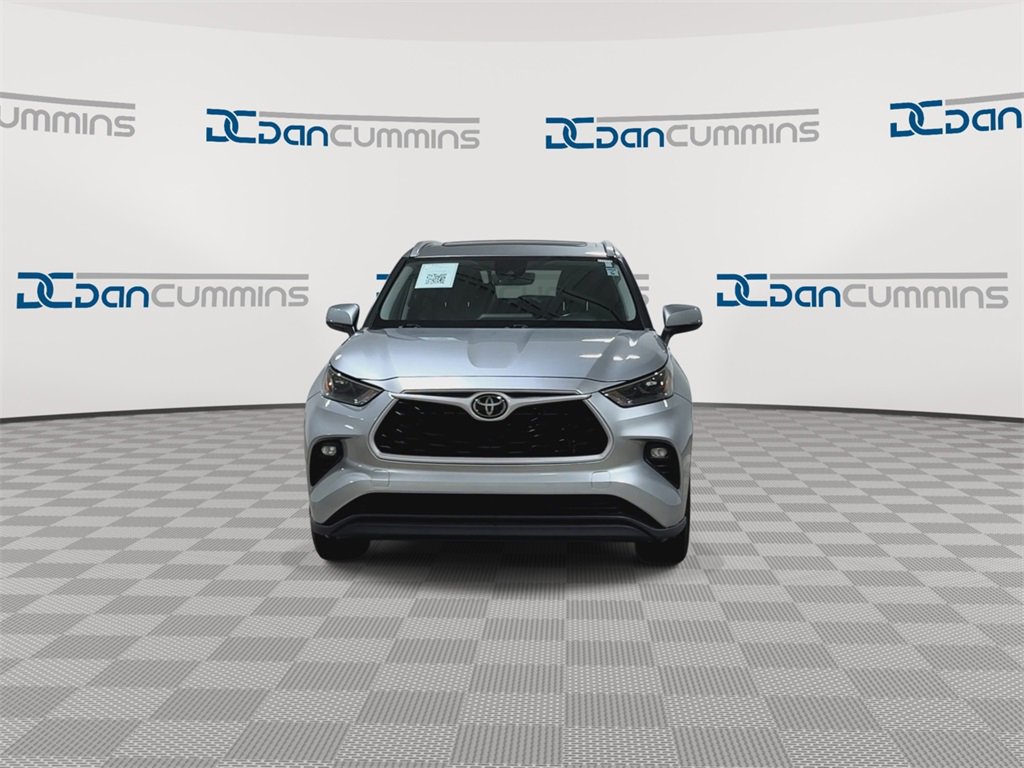 Used 2023 Toyota Highlander XLE image 3