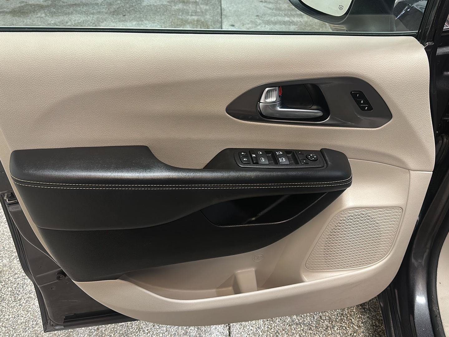 Used 2023 Chrysler Pacifica Touring-L FWD image 17